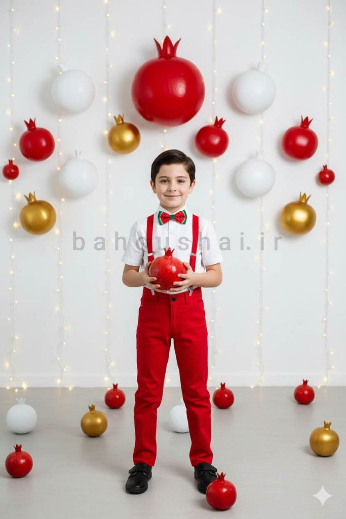 عکس حرفه ای پسرانه یلدا با دکور سفید و تزیین انار