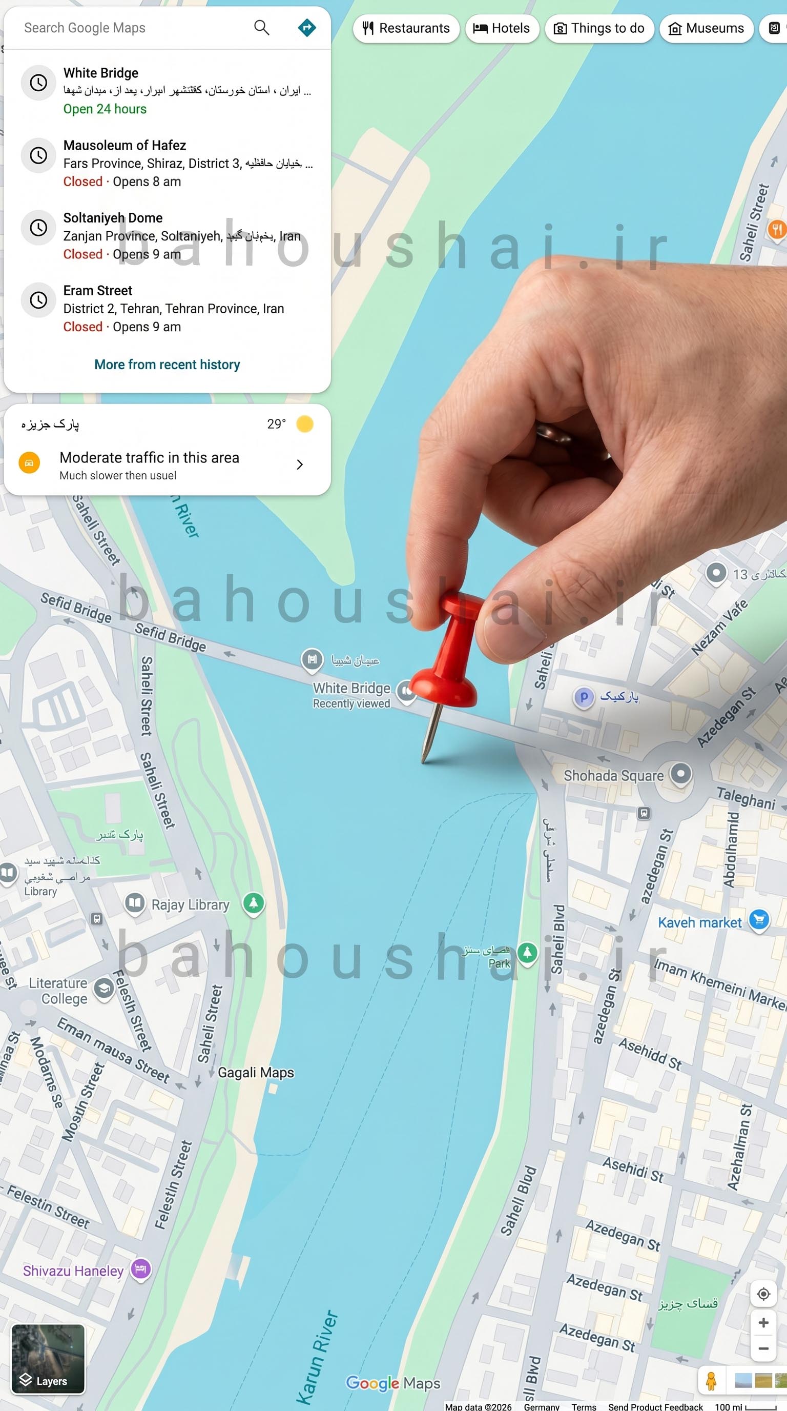 ساخت ویدیو سه بعدی با گوگل مپ- دستی که در حال قرار دادن یک پین (علامت) روی نقشه شماست. پل سفید اهواز